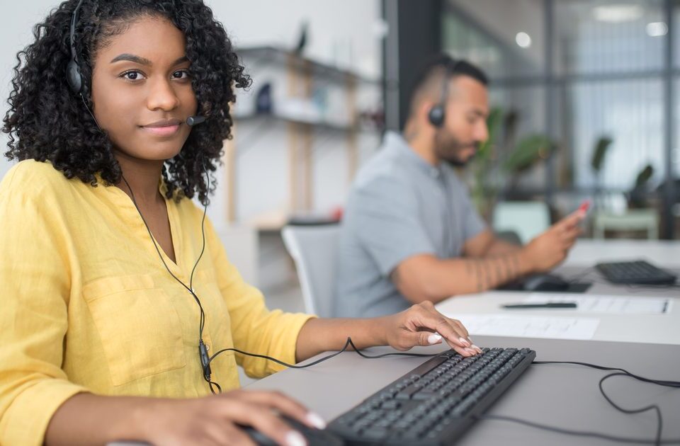 Conseillère de service client avec casque téléphonique, répondant aux appels d'un numéro surtaxé comme le 0811