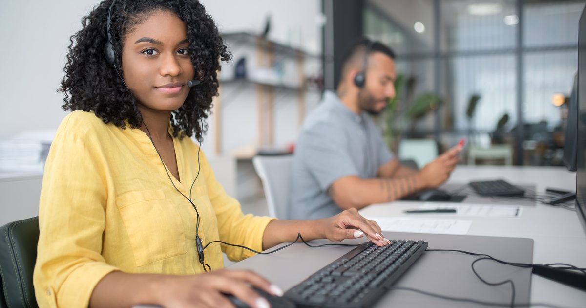 Conseillère de service client avec casque téléphonique, répondant aux appels d'un numéro surtaxé comme le 0811