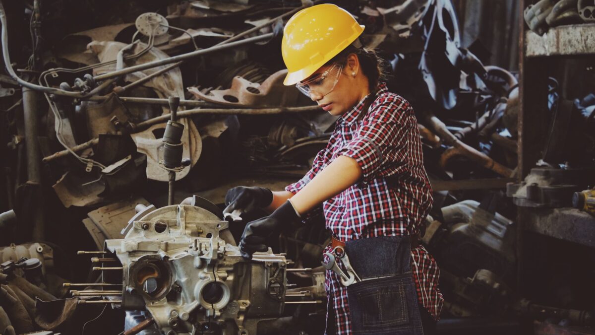 Maintenance d'une machine en atelier industriel